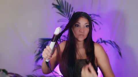 Snapshot of divinelynn chatting on May 2026 02:33:01 PM DivineLynn online show from May 2026 02:33:01 PM