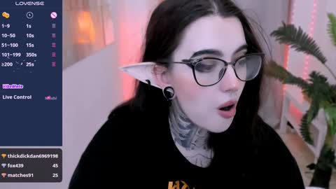 dixipixi_ online show from January 2025 11:55:01 AM