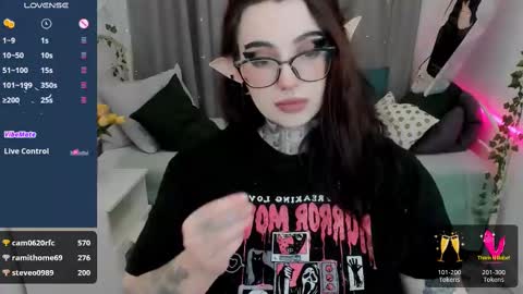 dixipixi_ online show from February 2025 11:55:01 AM