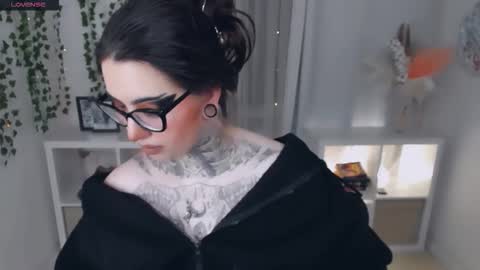 dixipixi_ online show from February 2026 05:44:01 AM