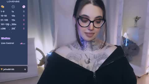 dixipixi_ online show from April 2026 06:30:01 AM