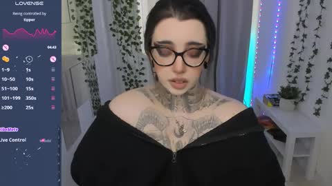 dixipixi_ online show from May 2026 05:47:01 AM