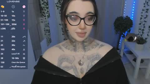 dixipixi_ online show from May 2026 05:47:02 AM
