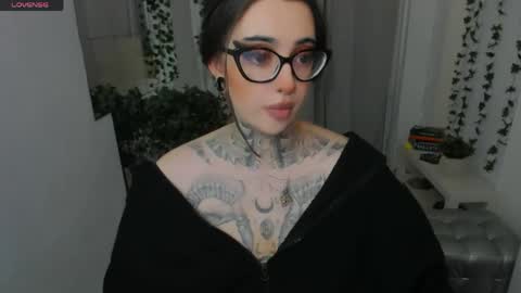 dixipixi_ online show from May 2026 05:34:01 AM