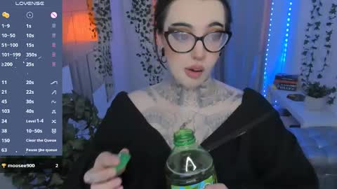 dixipixi_ online show from May 2026 05:15:01 AM