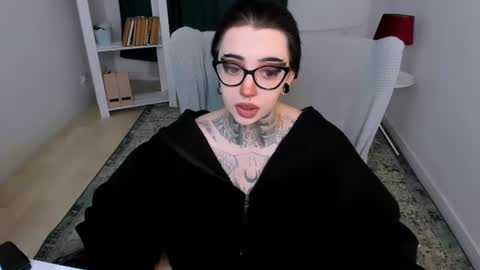 dixipixi_ online show from June 2026 07:13:02 AM