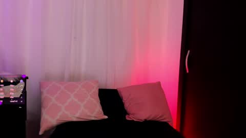 Snapshot of doll_venus chatting on March 2025 01:14:02 AM Roxana independent model can you help me reach 100 hands up uwu online show from March 2025 01:14:02 AM