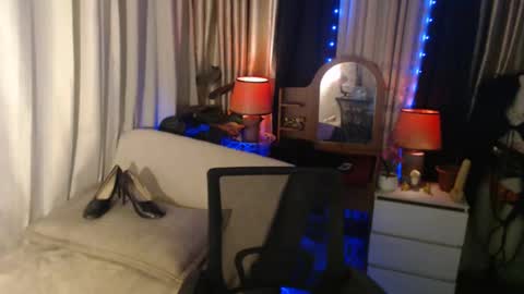 Snapshot of dominantrix_diannaxxx chatting on December 2024 02:15:01 AM diana online show from December 2024 02:15:01 AM