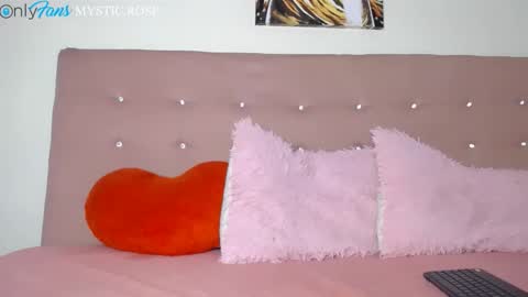 Snapshot of dominika_angel chatting on October 2025 12:27:01 AM online show from October 2025 12:27:01 AM