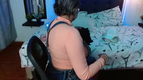 Snapshot of domink_gilr chatting on May 2026 01:32:02 AM D O M I N K online show from May 2026 01:32:02 AM