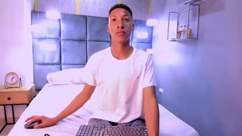 Domminick18 online show from November 2025 07:38:01 PM