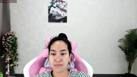 Snapshot of donnaa_drew chatting on November 2025 02:11:02 AM Aura online show from November 2025 02:11:02 AM