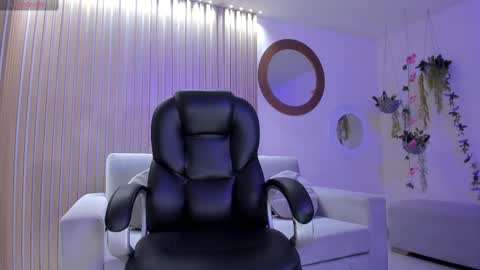 Snapshot of donnastonne chatting on October 2025 04:20:02 AM Donna Stonne online show from October 2025 04:20:02 AM