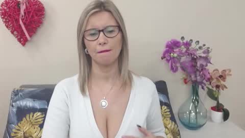 Snapshot of doreenkiss chatting on January 2025 07:15:01 AM DoreenSexy online show from January 2025 07:15:01 AM