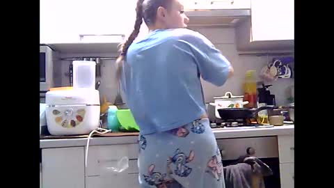 Snapshot of dorrie_ann chatting on January 2025 06:31:01 PM Dorrie Ann online show from January 2025 06:31:01 PM