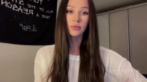 MOLLYYYY dont forget to give me a thumb up online show from February 2026 11:43:02 AM