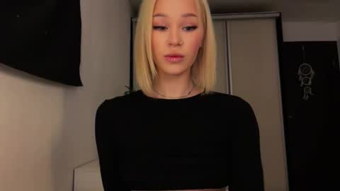 MOLLYYYY dont forget to give me a thumb up online show from April 2026 01:23:02 AM