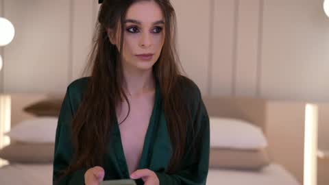 Snapshot of dovia chatting on December 2025 07:59:01 AM . . online show from December 2025 07:59:01 AM