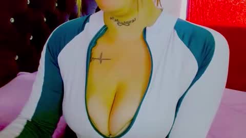 Juliana and online show from October 2025 07:48:01 PM