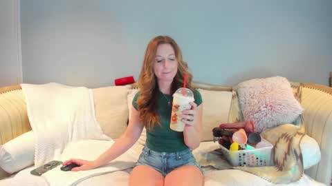 Snapshot of eatmygingersnapps chatting on December 2025 04:25:02 PM Allison online show from December 2025 04:25:02 PM