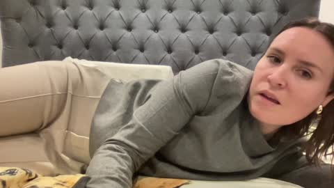 Nadia Ferreira  online show from December 2024 04:31:01 PM