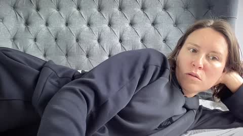 Nadia Ferreira  online show from September 2025 10:07:01 AM