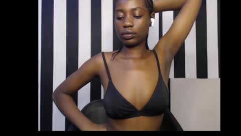 Snapshot of ebony_petitequeen chatting on October 2025 01:03:01 AM Ella online show from October 2025 01:03:01 AM