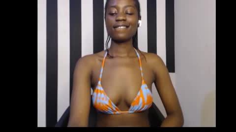 Snapshot of ebony_petitequeen chatting on October 2025 01:11:01 PM Ella online show from October 2025 01:11:01 PM