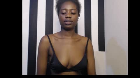 Snapshot of ebony_petitequeen chatting on December 2025 01:00:01 AM Ella online show from December 2025 01:00:01 AM