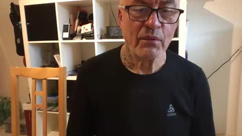 Snapshot of eddelmar chatting on December 2024 02:05:02 PM eddelmar online show from December 2024 02:05:02 PM