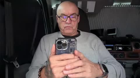 Snapshot of eddelmar chatting on December 2025 02:02:02 PM eddelmar online show from December 2025 02:02:02 PM