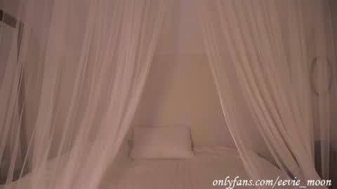 Snapshot of eevie_moon chatting on February 2025 07:37:02 AM eevie online show from February 2025 07:37:02 AM