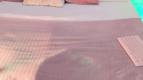 Snapshot of effyevans2 chatting on October 2025 04:07:02 AM - new video where i CUM in BIO online show from October 2025 04:07:02 AM