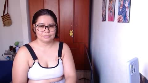 eimy_saenzz online show from February 2026 06:01:02 PM