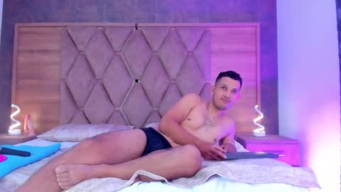 YG COUPLE online show from November 2025 08:38:02 PM