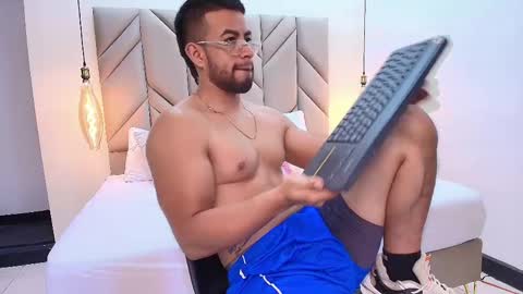 Snapshot of eithanconnorr chatting on March 2025 03:07:02 PM Eithan Connor online show from March 2025 03:07:02 PM