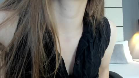 E L A I A online show from April 2026 07:19:01 PM