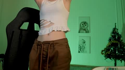 Snapshot of elainebeness chatting on December 2024 11:46:02 PM Your sweet girl online show from December 2024 11:46:02 PM