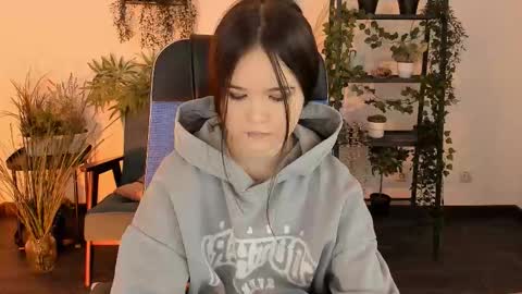 Snapshot of elainebeness chatting on December 2025 10:36:01 PM Your sweet girl online show from December 2025 10:36:01 PM