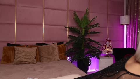 Snapshot of eleineblue chatting on December 2024 10:09:02 PM Eleine online show from December 2024 10:09:02 PM