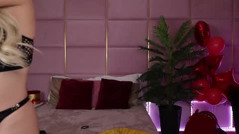 Snapshot of eleineblue chatting on February 2025 09:54:01 PM Eleine online show from February 2025 09:54:01 PM