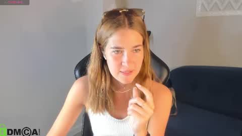 Snapshot of elena_grace chatting on June 2026 10:32:01 PM Jenny online show from June 2026 10:32:01 PM