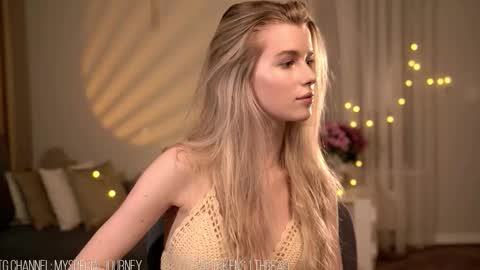 Snapshot of eli_journey chatting on November 2025 08:54:01 PM Eli online show from November 2025 08:54:01 PM