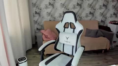 Snapshot of elisa_kollin chatting on September 2025 07:58:01 AM Aletta Oushen online show from September 2025 07:58:01 AM