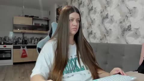 Snapshot of elisa_kollin chatting on December 2025 12:54:01 PM Aletta Oushen online show from December 2025 12:54:01 PM