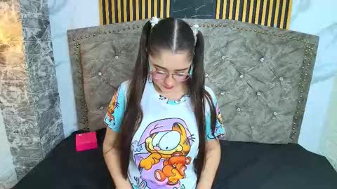 Snapshot of elisvega chatting on February 2026 03:46:01 AM elisvega online show from February 2026 03:46:01 AM