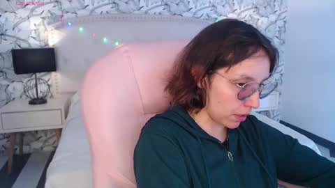 Eliza online show from December 2025 07:22:01 PM