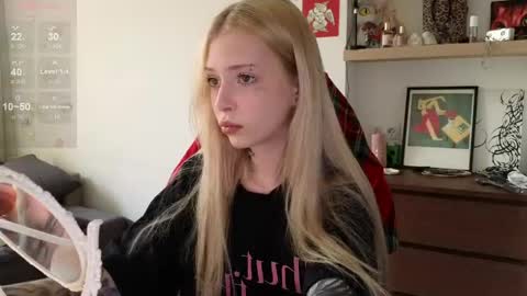 Snapshot of eliza_sadcat chatting on April 2026 12:18:01 PM Elizabeth online show from April 2026 12:18:01 PM