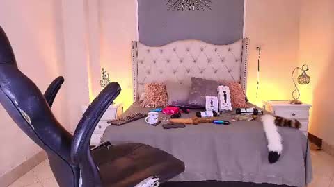 Elizabeth  online show from July 2026 11:29:01 PM
