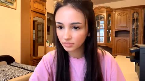 Mia online show from November 2025 10:27:01 AM